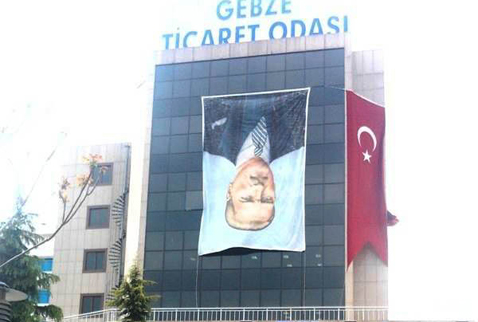 Atatürk posteri 10 dakika ters asıldı
