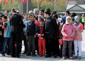 Miniklerin Başörtüsü Laikleri Gerdi