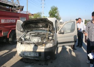 Seyir Halindeki Kamyonet Alev Aldı