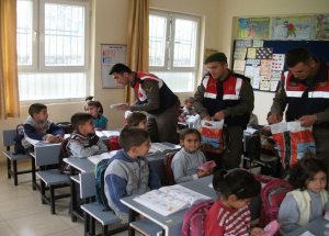 Jandarmadan Minik Öğrencilere Kırtasiye