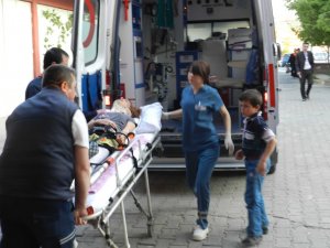 Yolun Karşısına Geçerken Otomobil Çarptı