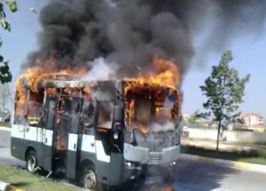 Pendik'te Minibüse Molotof Kokteyli