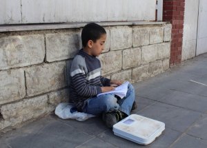Sokakta Kitap Okuyor