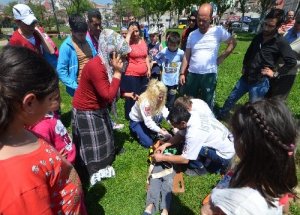 Otobüsün çaptığı çocuğu bir kenara bırakıp kavga ettiler