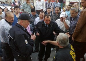 Protestocuyu Polis Kurtardı