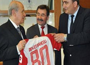 Bahçeli'den Şaşırtan Forma Çıkışı