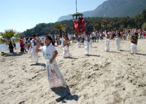 Muğla'da Gökyüzü Uçurtmalarla Renklendi