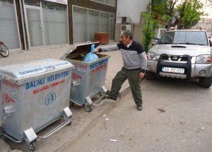 Salihli’de Çöp Konteynırları Yenileniyor