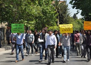 Öğrenciler Üniversiteye Cami Yapılması İçin Dua Etti