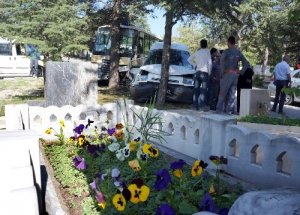 Mezarlık İçinde Araçlar Çarpıştı