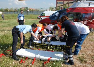 18 Kişiyi Taşıyan Traktör Devrildi: 1 Ölü, 17 Yaralı