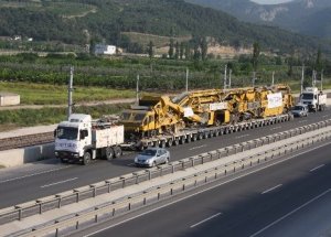 Demir Yolu Makinesi Kara Yoluyla Böyle Taşındı
