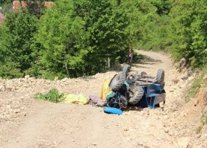 Şapkaya Bakarken Traktörü Devirdi