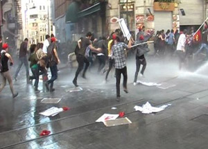 Korsan Göstericiler Polise Saldırdı