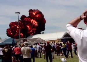 Gösteri uçağının yere çakıldı
