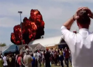 Gösteri Uçağı Yere Çakıldı