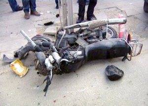 Otomobile Çarpan Motosiklet Yandı