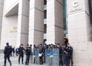 Adliye Kapısı Önünde Eylem Yasağı