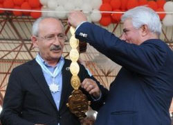 Kılıçdaroğlu'na altın kemer takıldı