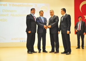 Çelik, İzmir’de Siyaset Akademisi’ne Konuk Oldu