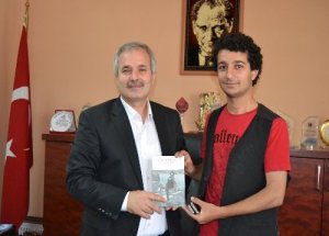 Başkan Özgan’a Kitabını Hediye Etti