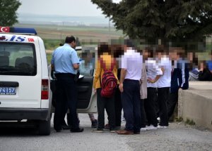 Kız Öğrenciler Erkek Gibi Yumruklaştı