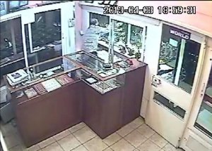 Kuyumcunun Camını Kırıp Altınları Çaldılar