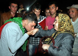 Kınalı Kuzular, Kışla Yolunda