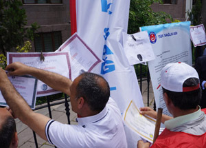 Diplomalarını, Demir Korkuluklara Astılar
