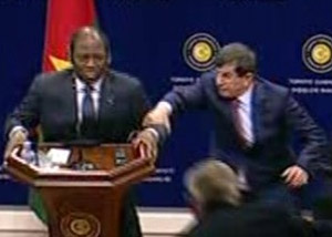 Bakan Canlı Yayında Yere Yığıldı