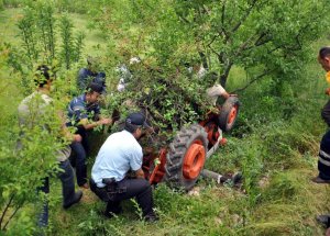 Dursunbey'de Traktör Devrildi: 1 Ölü