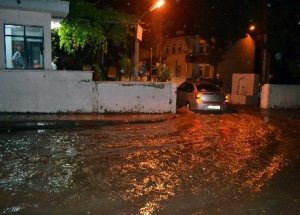 10 dakika yağan yağmur hayatı felç etti