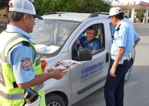 Trafik Polislerinden Sürücülere Leblebi