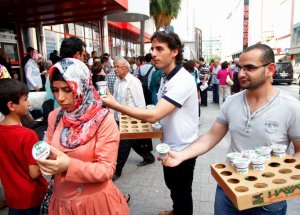 Ak Parti'li Gençler Adana’da Ayran Dağıttı
