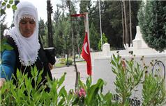 Şehitlikte hüzünlü anneler günü