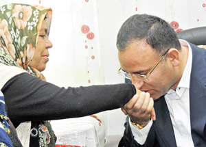 Bozdağ Şehit Annelerinin Elini Öptü
