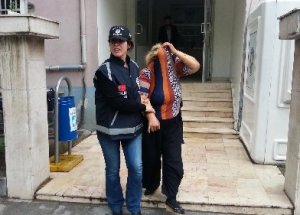 12 liralık çantayı çalarken yakalandı