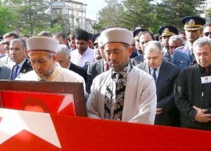 Şehit F-16 pilotu Gümüşsoy,toprağa verildi