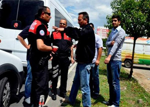 Önce Polise,Sonra Gazetecilere Saldırdılar