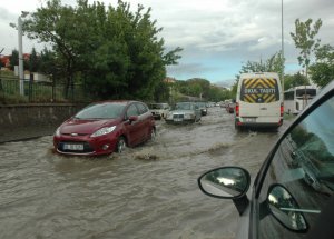 Yağmur 15 Dakikada Yolları Göle Çevirdi