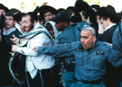 İsrail’de Kadınları Taşladılar