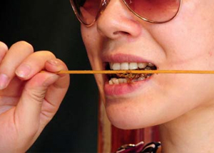 Bu Ülkede Böcek Yemeyeni Dövüyorlar