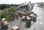 Porselen tabak yüklü TIR yan yattı