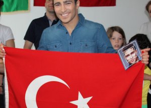 Azeri Şarkıcı Gönülleri Fethetti