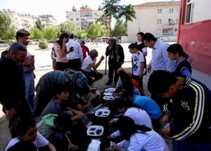 Minik Eller Tohumları Fidana Dönüştürecek