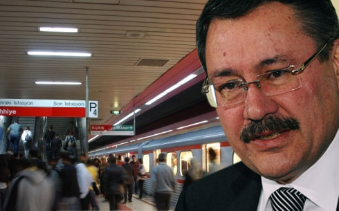 Metroda Topluca Öpüşecekler!