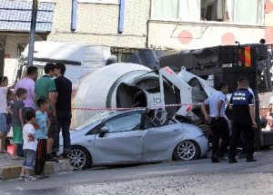 Beton mikseri iki aracın üstüne devrildi