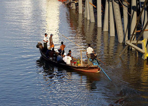 Otobüs nehre düştü: 11 ölü, 16 yaralı