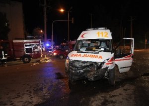 Çanakkale'de Ambulans Otomobile Çarptı