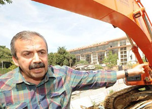 Önder Kepçenin Önünde Durdu